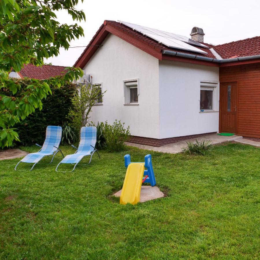 Cseresznyes Apartman เบเรคฟูร์ดู ภายนอก รูปภาพ